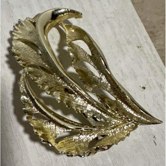 Vintage Gold Tone Leaf Brooch Pin Elegant Filigree Design 2.5 Inches Long - Picture 4 of 5